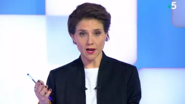 The jacket V-neck with sequins to the shoulders, black, Mélanie Taravant in C to tell the 13.03.2020