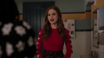 Le pull rouge porté par Cheryl Blossom (Madelaine Petsch) dans la série Riverdale