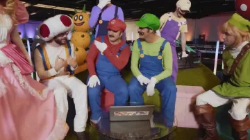 Le déguisement de Luigi de Raphaël Carlier (Carlito) dans MARIO CARTE BLEUE ALL STAR (feat. Squeezie, Cyril, Natoo, Cyprien, Léo Le Pérave)