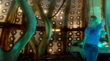 Pirates Arr Cool Camiseta usada por Rose Tyler (Billie Piper) en Doctor Who (S02E03)