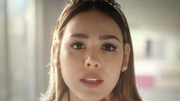 Les boucles d’oreilles perles portées par Lu (Danna Paola) dans la série Élite