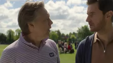 Polo Sirt usado por Doug Tripp (Shaun Dooley) como se ve en The Stranger