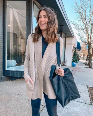 Beige Cardigan de Liz Adams en la cuenta de Instagram @lizadams