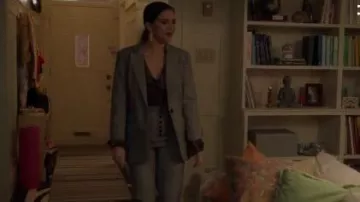 Pantalones Grey Check usados por Jane Sloan (Katie Stevens) en The Bold Type Temporada 4 Episodio 8