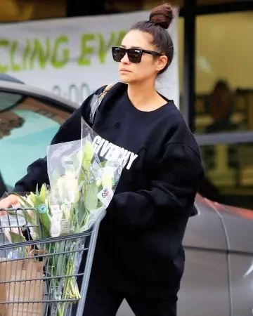 Sudadera Givenchy en negro usada por Shay Mitchell Getting Groceries marzo 16, 2020