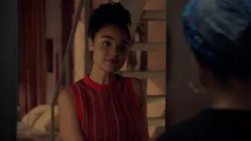 Camiseta sin mangas de rayas rojas usada por Kat Edison (Aisha Dee) en The Bold Type Temporada 4 Episodio 8