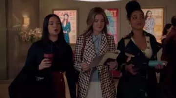 Abrigo con cinturón de dientes de sabueso rosa usado por Sutton Brady (Meghann Fahy) en The Bold Type Temporada 4 Episodio 8