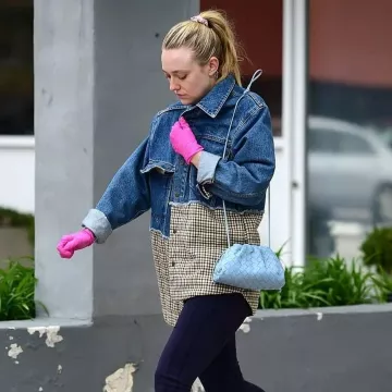 Sandro Mixed Media Denim & Plaid Jacket usado por Dakota Fanning Los Angeles marzo 16, 2020