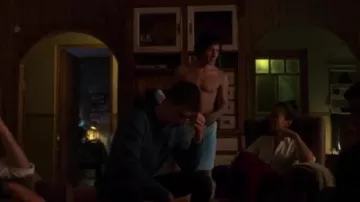 Men's Crew Neck Fleece Sweat­shirt worn by Guzmán (Miguel Bernardeau) Elite Season 3 Episode 3