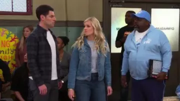 Camiseta Vince Stripe usada por Gemma (Beth Behrs) en The Neighborhood Temporada 2 Episodio 18