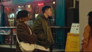 White Leather Shoul­der Bag worn by Jo Yi Seo (Kim Da-mi) in Itaewon Class Season 1 Episode 5