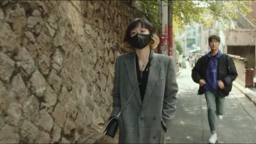 Black Stud­ded Purse worn by Jo Yi Seo (Kim Da-mi) in Itaewon Class Season 1 Episode 5