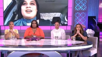 Asos Design Vestido Midi de Kimono Plisado usado por Loni Love en The Real 16 de marzo de 2020