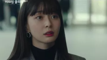 Mid­night Sun Large Twist Ear­rings worn by Oh Soo Ah (Kwon Nara) in Itaewon Class Season 1 Episode 8