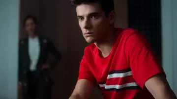 La camiseta a rayas rojas, azules y blancas de Polo (Álvaro Rico) en Elite (S03E01)