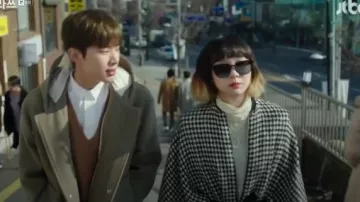 Maje Giro Belt­ed Hound­stooth Bouclé Cape worn by Jo Yi Seo (Kim Da-mi) in Itaewon Class Season 1 Episode 8