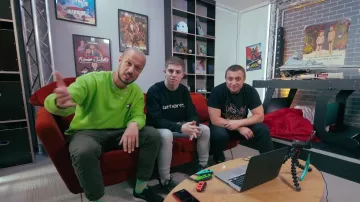 Le sweatshirt vert néon Tommy Hilfiger porté par Raphaël Carlier dans la vidéo MARIO CARTE BLEUE (SAISON 2) de Mcfly & Carlito feat. MICHOU