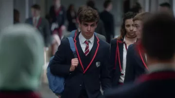 El blazer uniforme de los estudiantes de secundaria en la serie Elite (Temporada 1)