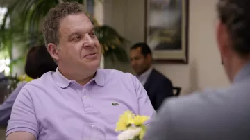 Lacoste Pourpre polo shirt porté par Jeff Greene (Jeff Garlin) en Freiner Votre Enthousiasme (S10E09)