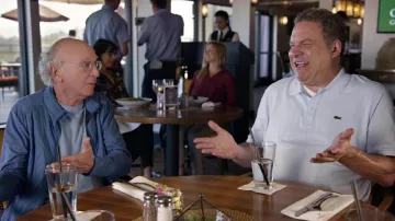 Lacoste Light Blue polo shirt porté par Jeff Greene (Jeff Garlin) comme on le voit dans les Freiner Votre Enthousiasme (S10E09)