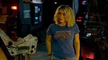 Camiseta de Wichita Falls en azul usada por Rose Tyler (Billie Piper) en Doctor Who (S02E04)