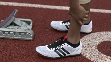Zapatilla Adidas Distancestar Running Spike Trainer como se ve en Amazing Stories (S01E02)