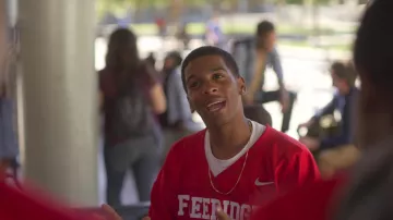 Camiseta roja nike usada por Jamal Turner (Brett Gray) como se ve en On My Block (S03E08)