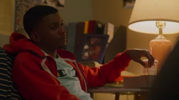 Champion bleu clair t-shirt porté par Jamal Turner (Brett Gris) Sur Mon Bloc (S03E08)