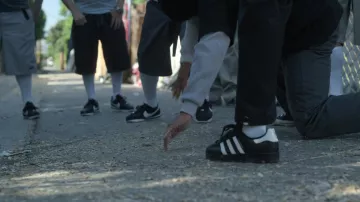 Adidas Superstar chaussures de sport noir comme on le voit Sur Mon Bloc (S03E08)