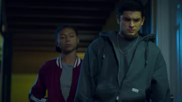 Sudadera con capucha gris Pro Club usada por César Díaz (Diego Tinoco) como se ve en On My Block (S03E07)