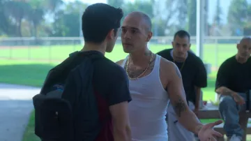 Mochila negra Jansport usada por César Díaz (Diego Tinoco) en On My Block (S03E07)