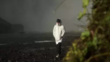 Le sweatshirt blanc avec un petit cœur noir Black Heart Gang de Justin bieber dans son clip I'll Show You
