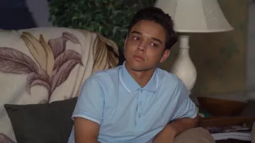 Polo azul claro original de Penguin usado por Ruby Martinez (Jason Genao) en On My Block (S03E06)