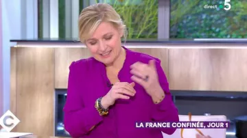 Camisa de cuello victoriano fluida de ciruela de Anne-Élisabeth Lemoine en C à vous el 17.03.2020