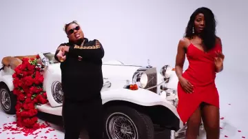 Le sweatshirt Fendi porté par Naza dans le clip Minimum de Dinor RDT