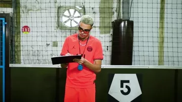Le maillot du PSG porté par Dinor Rdt dans son clip Minimum feat. Naza