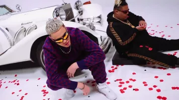 Le collier graine de cafés en argent de Dinor Rdt dans son clip Minimum feat. Naza
