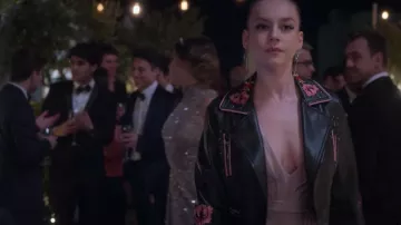 The leather biker jacket embroidered flowers worn by Carla (Ester Expósito) in the series Elite S02E07