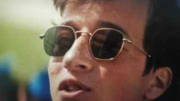 The sunglasses Jared (Skyler Gisondo) in Booksmart