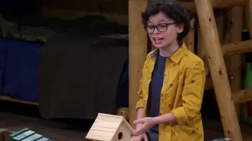 Camisa mostaza usada por Matteo Silva (Raphael Alejandro) en BUNK'D Temporada 4 Episodio 24