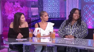 Autorretrato Asimétrico a rayas Crepe Top usado por Amanda Seales en The Real (2013) 13 de marzo de 2020