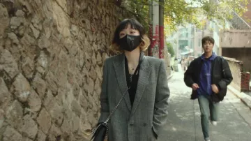 Tongs Dy­nam­ic Sus­pen­sion Neck­lace worn by Jo Yi Seo (Kim Da-mi) in Itaewon Class Episode 5