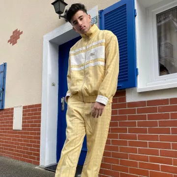 The yellow vest worn by Riadh on his account Instagram @justriadh march 15, 2020