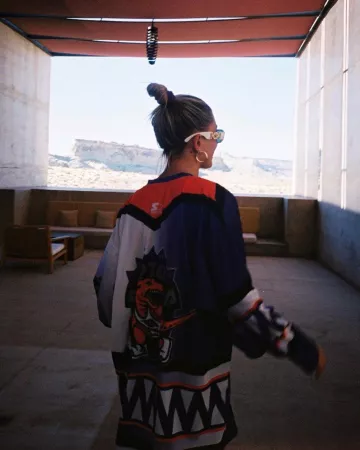 Versace Blanche Medusa Biggie Lunettes de soleil portées par Hailey Baldwin Instagram 16 Mars 2020