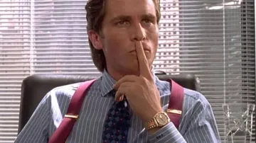 Les bretelles rouges portées par Patrick Bateman (Christian Bale) dans le film American Psycho