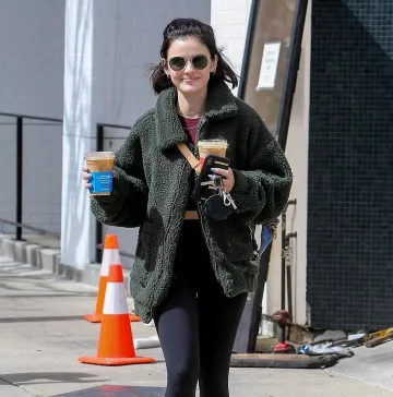 Gafas de sol ray ban hexagonales de lente plana usadas por Lucy Hale Alfred's Coffee marzo 17, 2020
