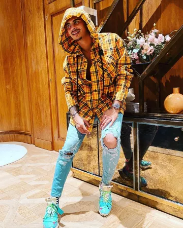 La chemise jaune à carreaux Off White portée par Greg Yega sur son compte Instagram @greg_yega