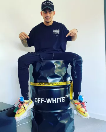 La ceinture Off White portée par Greg Yega sur son compte Instagram @greg_yega