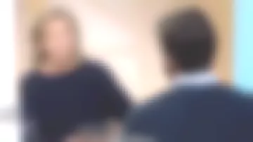 The sweater navy blue collar boat shoulders lowered by Claire Chazal in the Passage of the Arts 17.03.2020