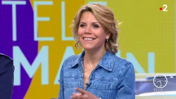 La combinaison en jean brut de Laura Tenoudji dans Télématin le 11.03.2020